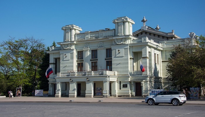 Фото Театр имени Пушкина в Евпатории